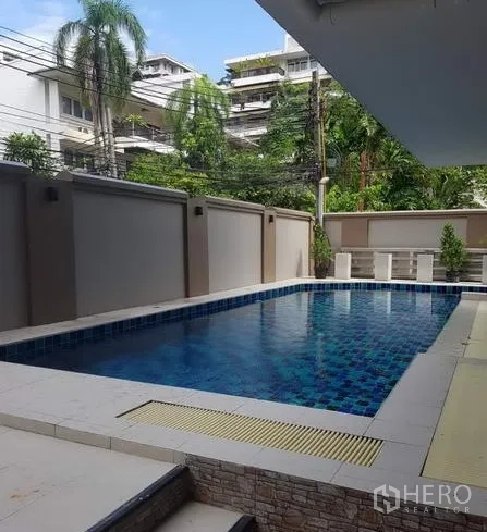 อพาร์ทเมนท์ ให้เช่าในKhlong Toei, Bangkok - สระว่ายน้ำส่วนกลางกลางแจ้ง กระเบื้องโมเสกสีน้ำเงิน รายล้อมด้วยกำแพงเพื่อความเป็นส่วนตัว