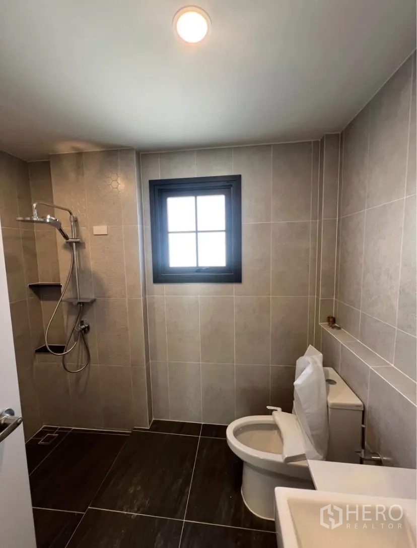 独栋房屋 for rent in Bang Phli, Samut Prakan - 带步入式淋浴的卫浴，灰色地砖与窗户。