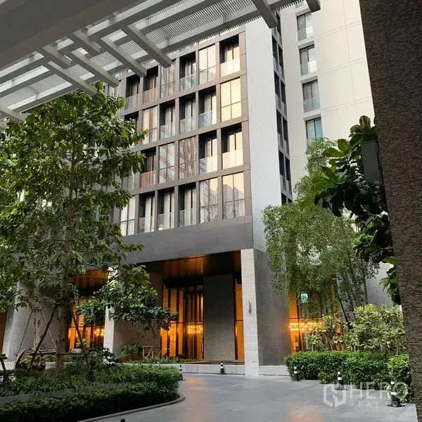 คอนโด ให้เช่าในPathum Wan, Bangkok - ทางเข้าอาคารคอนโดสมัยใหม่ พร้อมสวนและลานสีเขียวในโครงการ