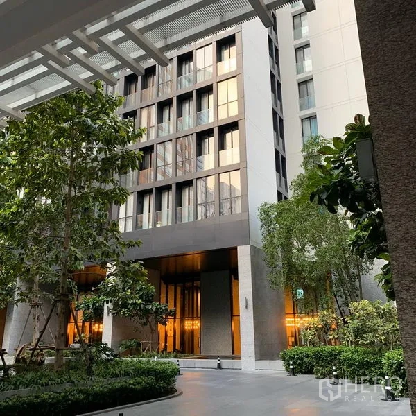 คอนโด ให้เช่าในPathum Wan, Bangkok - ทางเข้าอาคารคอนโดสมัยใหม่ พร้อมสวนและลานสีเขียวในโครงการ