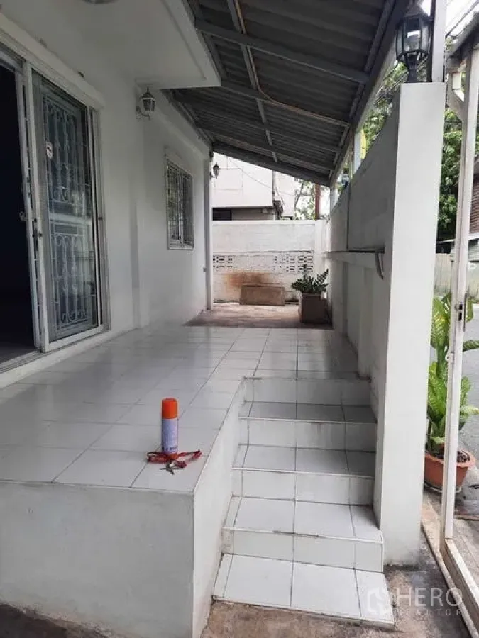 带办公室的家 出租在Watthana, Bangkok - 带屋檐的前门门廊，台阶与推拉门。