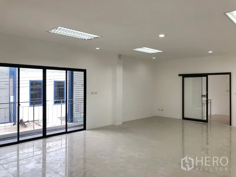 工厂 出租或出售在Samut Prakan - 二层开放式办公室，临护栏阳台，采光充足。