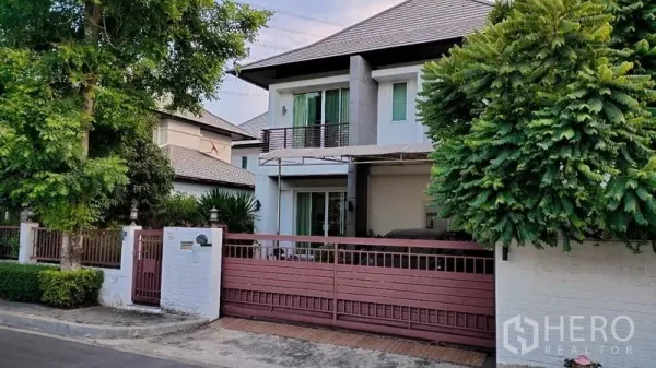 บ้าน ให้เช่าในPrawet, Bangkok - หน้าบ้านสองชั้นพร้อมรั้วสไลด์ โรงจอดรถ และต้นไม้ใหญ่