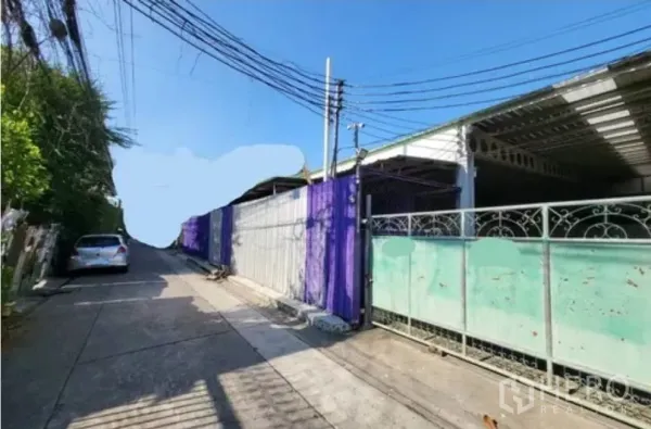 คลังสินค้า ให้เช่าในDin Daeng, Bangkok - ด้านหน้าโกดังติดถนนซอยแคบ มีกำแพงและประตูเหล็ก เหมาะรถปิกอัพ