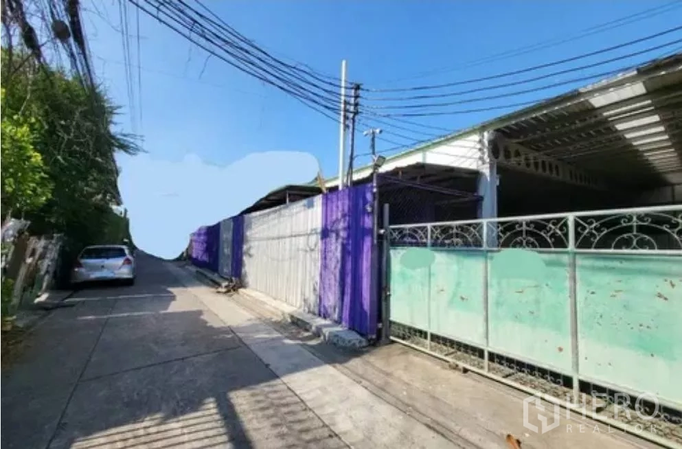 คลังสินค้า ให้เช่าในDin Daeng, Bangkok - ด้านหน้าโกดังติดถนนซอยแคบ มีกำแพงและประตูเหล็ก เหมาะรถปิกอัพ