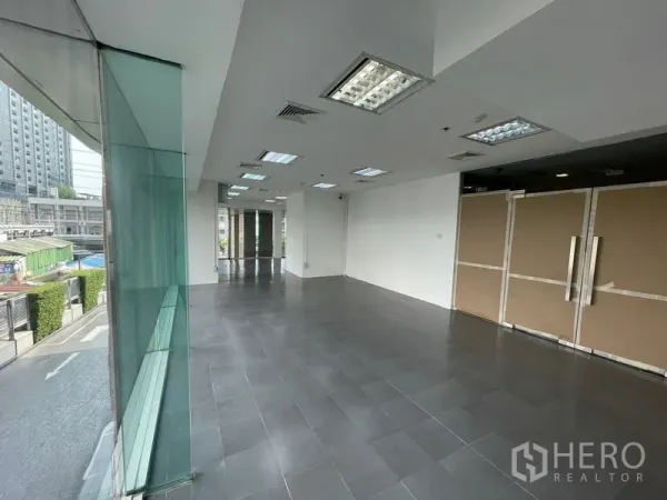 สำนักงาน ให้เช่า - โซนติดถนนของสำนักงาน มีกระจกพาโนรามาและประตูบานคู่