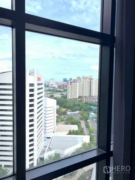 คอนโด ให้เช่าหรือขายในHuai Khwang, Bangkok - วิวสกายไลน์ผ่านหน้าต่าง เห็นอาคารสำนักงานและคอนโด