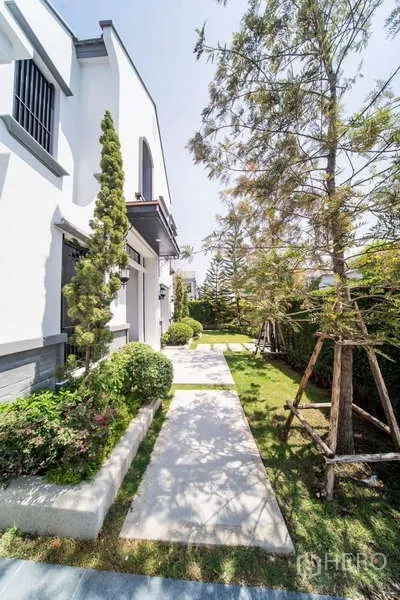 Detached House for rent in Saphan Sung, Bangkok - Side garden path lined with trees, hedges and landscaped planting.