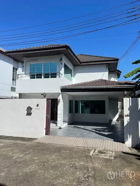 Detached House for rent in Suan Luang, Bangkok - Two-storey detached house in Suan Luang, Bangkok with gated driveway, carport and tiled roof.