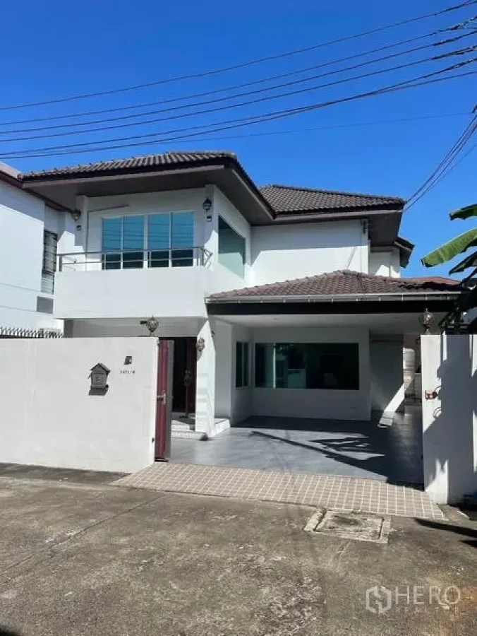 独立式住宅 出租在Suan Luang, Bangkok - 曼谷素安隆两层独栋别墅，带大门车道、车棚和砖瓦屋顶。