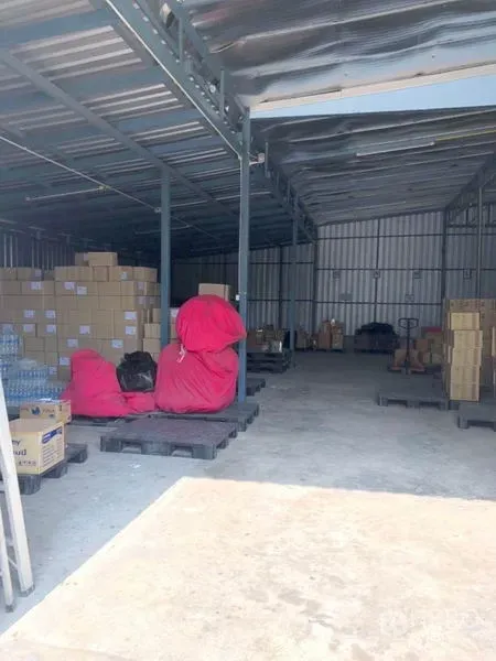 Warehouse for rent in Wang Thonglang, Bangkok - Warehouse interior with steel frame, concrete floor, pallets and stacked cartons.