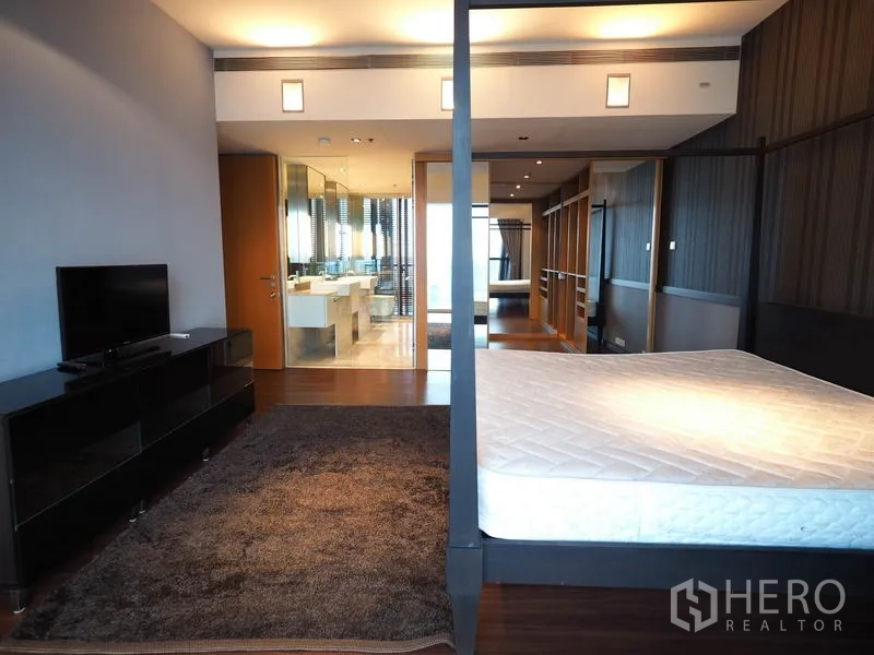 คอนโด ให้เช่าในSathon, Bangkok - มาสเตอร์สูทมองไปยังห้องน้ำในตัวพร้อมอ่างล้างหน้าคู่และตู้เสื้อผ้าแบบวอล์กอิน