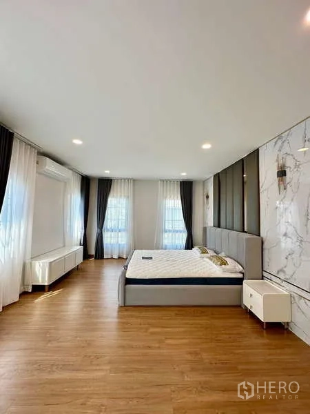 Detached House for rent in Bang Phli, Samut Prakan - Extra-large master bedroom with wood flooring and multiple windows for natural light.