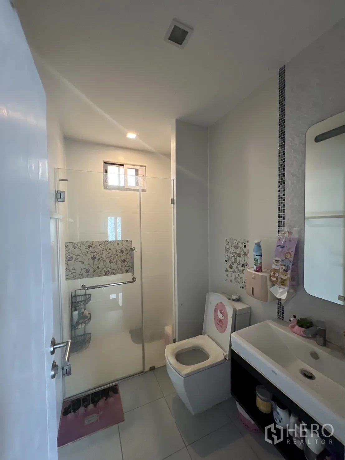 独立式住宅 出租或出售在Lat Krabang, Bangkok - 现代卫浴，玻璃淋浴间、洗手台与马桶