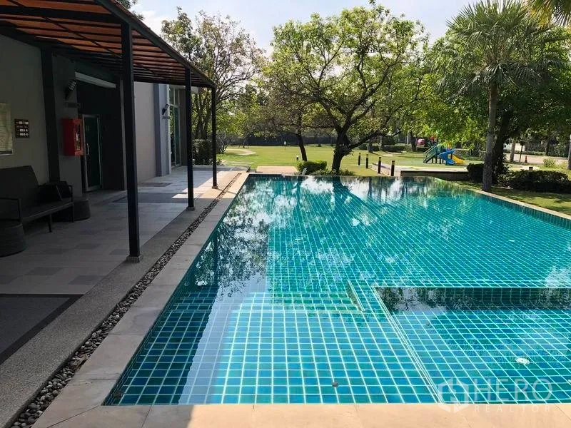 独立式住宅 出售在Nonthaburi - 带浅水区的长泳池，邻近花园与游乐区。
