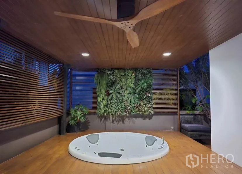 Detached House for rent in Bang Phli, Samut Prakan - Outdoor jacuzzi on raised wooden deck with vertical garden wall