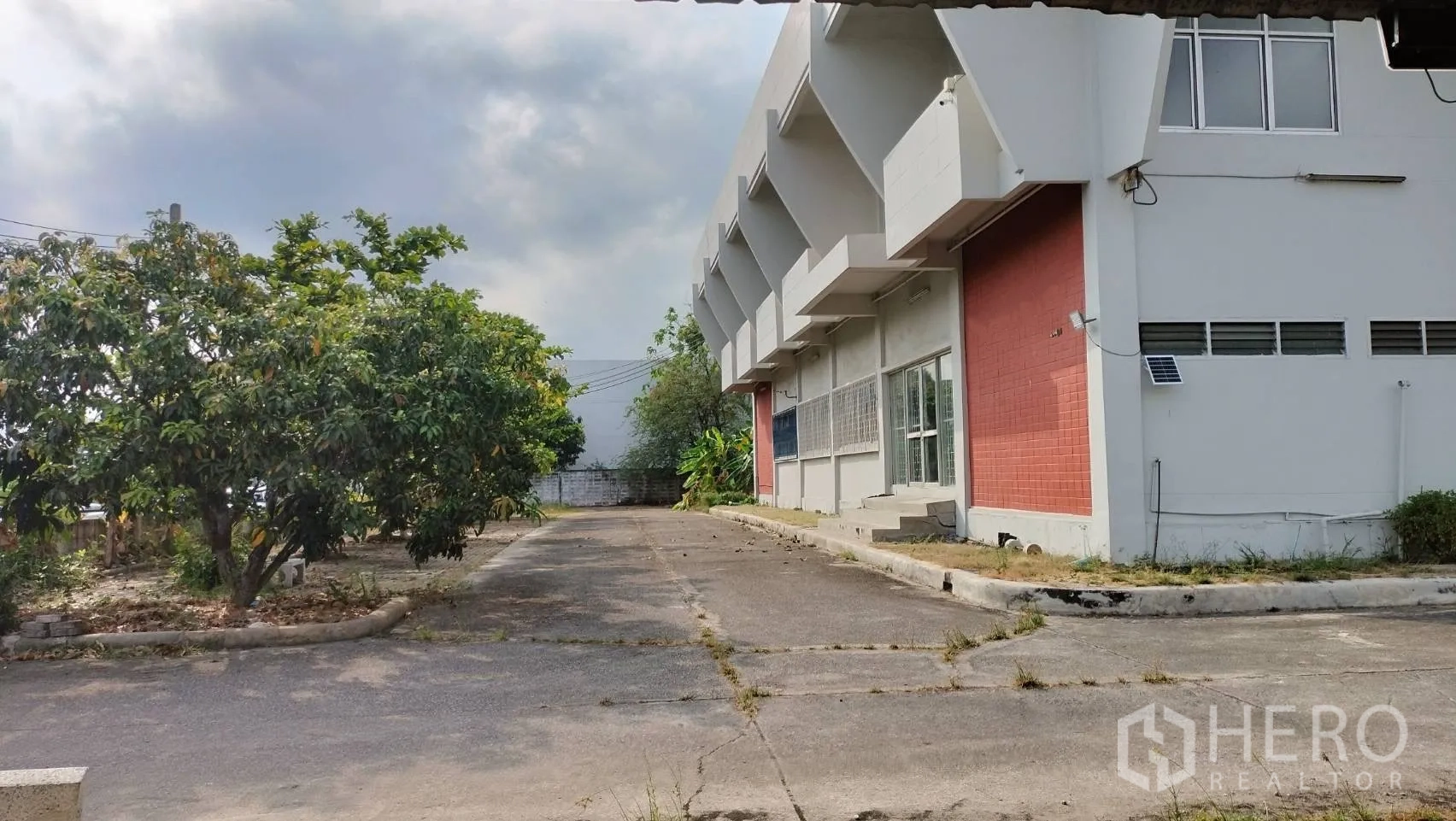 โรงงาน for rent in Lat Krabang, Bangkok - ทางวิ่งด้านข้างอาคารพร้อมต้นไม้และภูมิทัศน์สีเขียว.