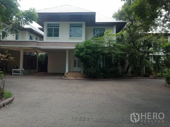 Detached House for rent in Bang Rak, Bangkok - Two-storey detached house with wide driveway and covered carport shaded by trees in Bang Rak, Bangkok.