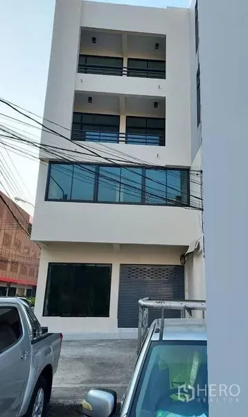 店屋 出租在Bang Kapi, Bangkok - 多层商铺后侧视角，卷闸门及停车区。