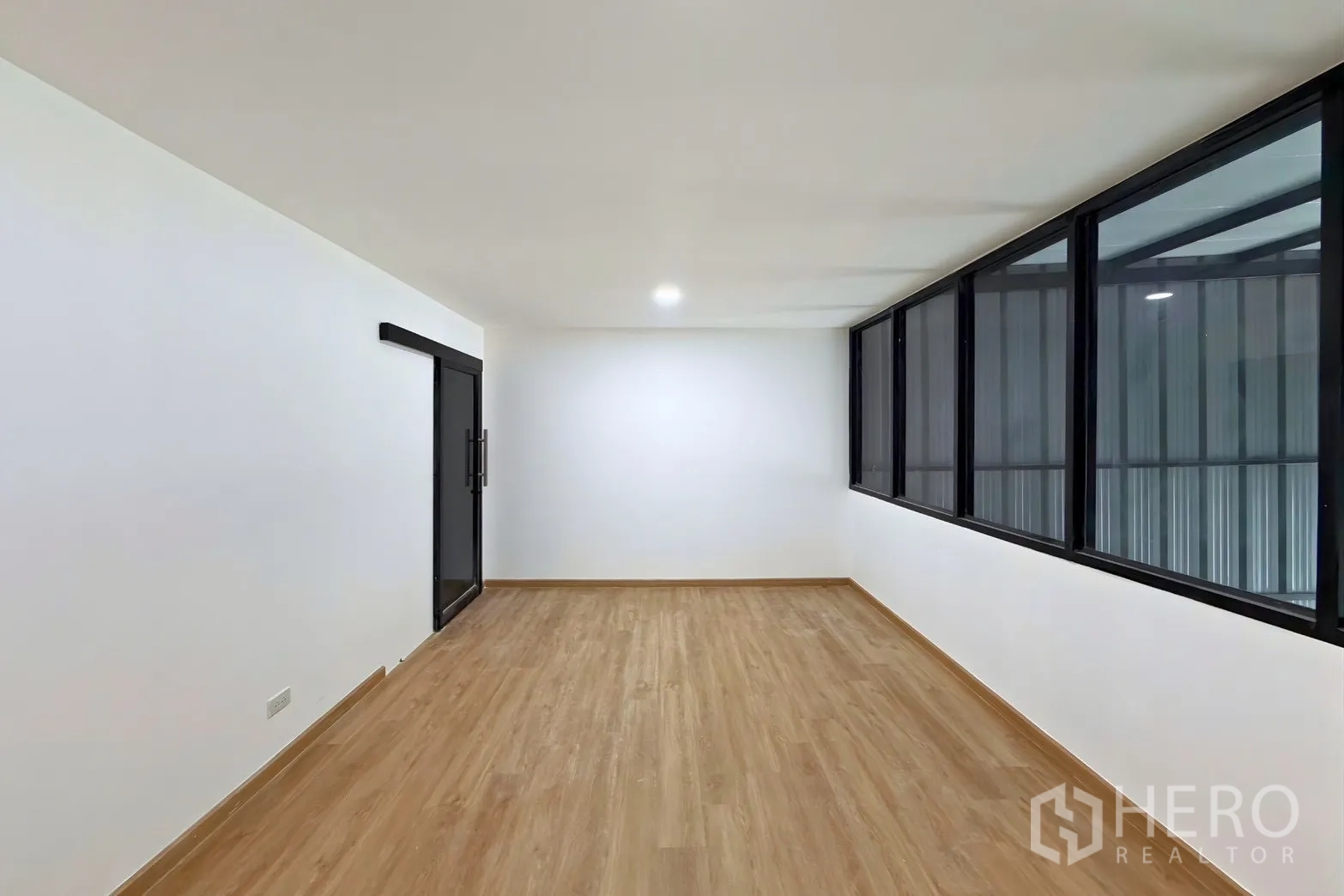 仓库 for rent in Suan Luang, Bangkok - 另一间夹层办公室，带推拉玻璃门和长条内窗。
