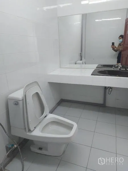 สำนักงาน ให้เช่าในPathum Wan, Bangkok - ห้องน้ำปูกระเบื้องสะอาด มีโถสุขภัณฑ์ อ่างล้างมือคู่ และกระจกบานใหญ่