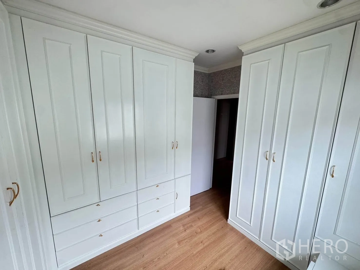 半独立式住宅 for rent or sale in Suan Luang, Bangkok - 楼上房间设白色嵌入式衣柜与木地板。
