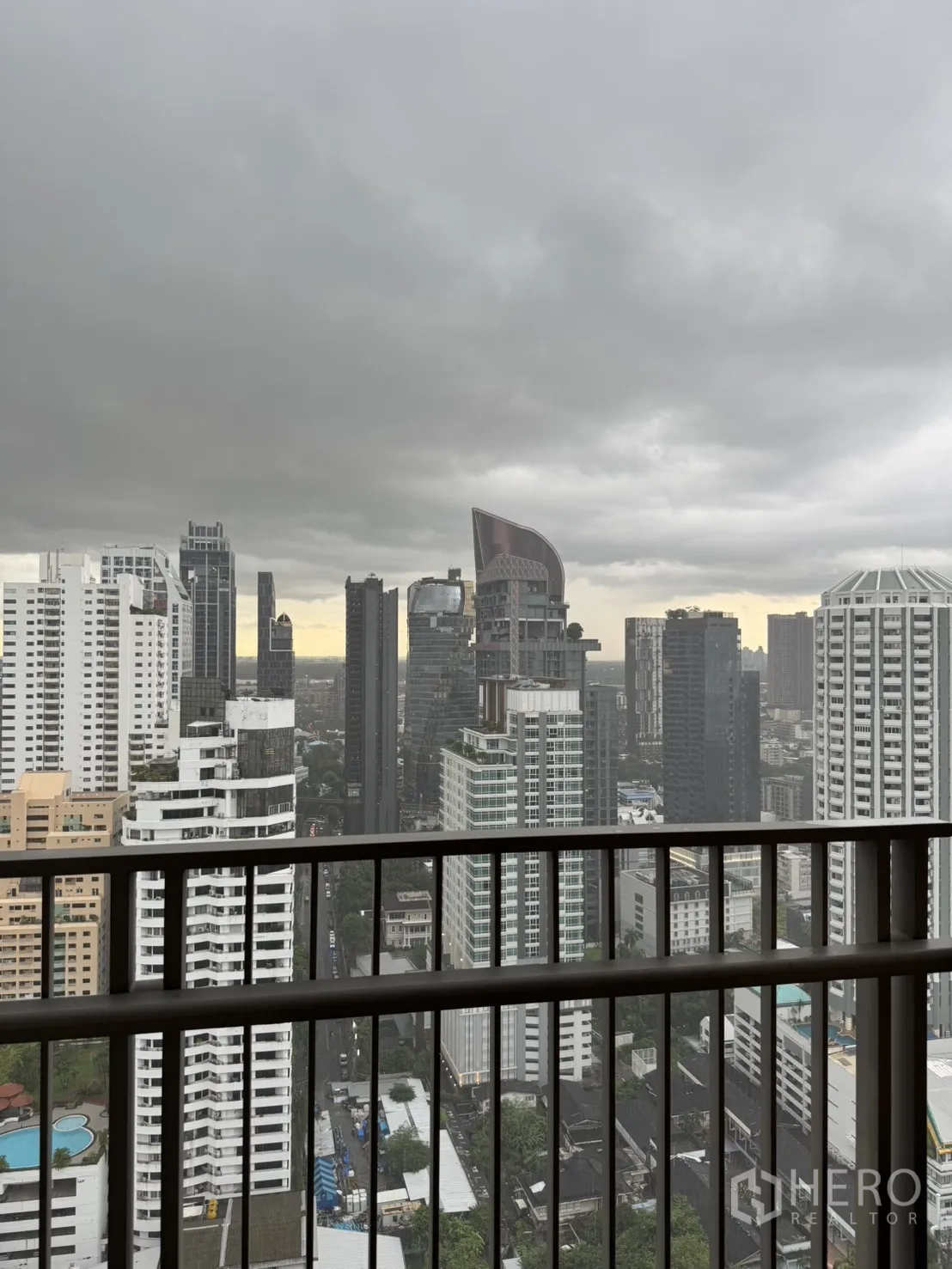 公寓 for rent in Watthana, Bangkok - 高楼阳台眺望曼谷城市天际线与高楼景观。