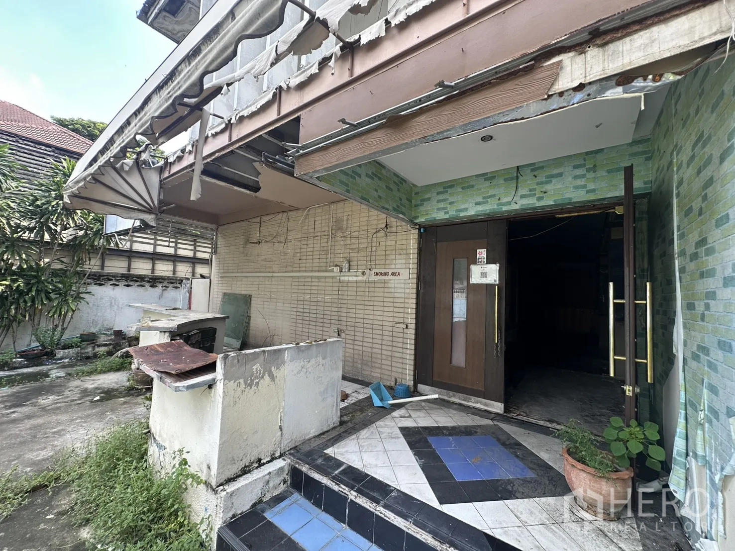 独栋房屋 for rent in Watthana, Bangkok - 带瓷砖台阶的遮雨门廊与老旧雨篷。