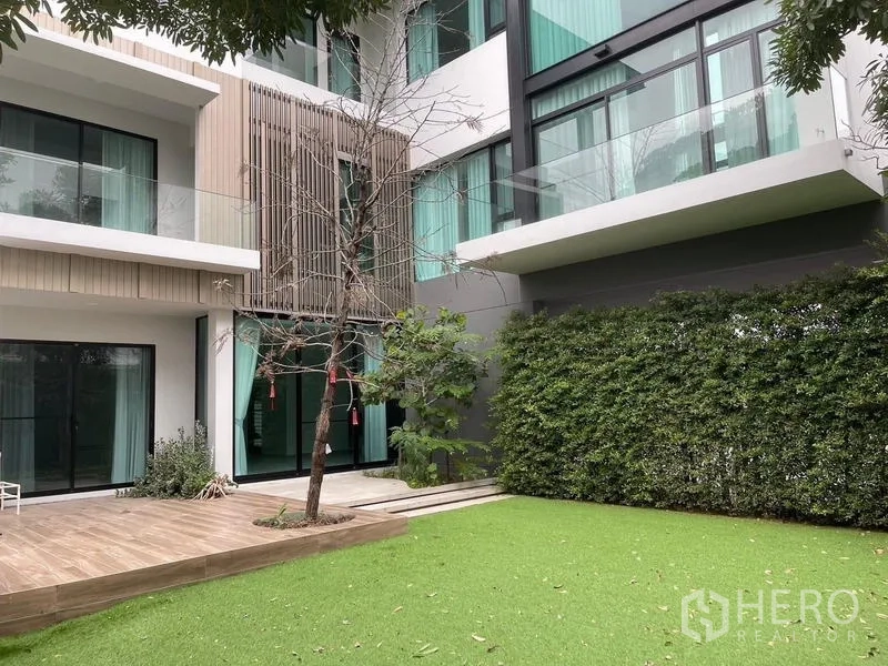 Detached House for rent or sale in Saphan Sung, Bangkok - Private courtyard garden with timber deck, lawn and sliding glass doors.