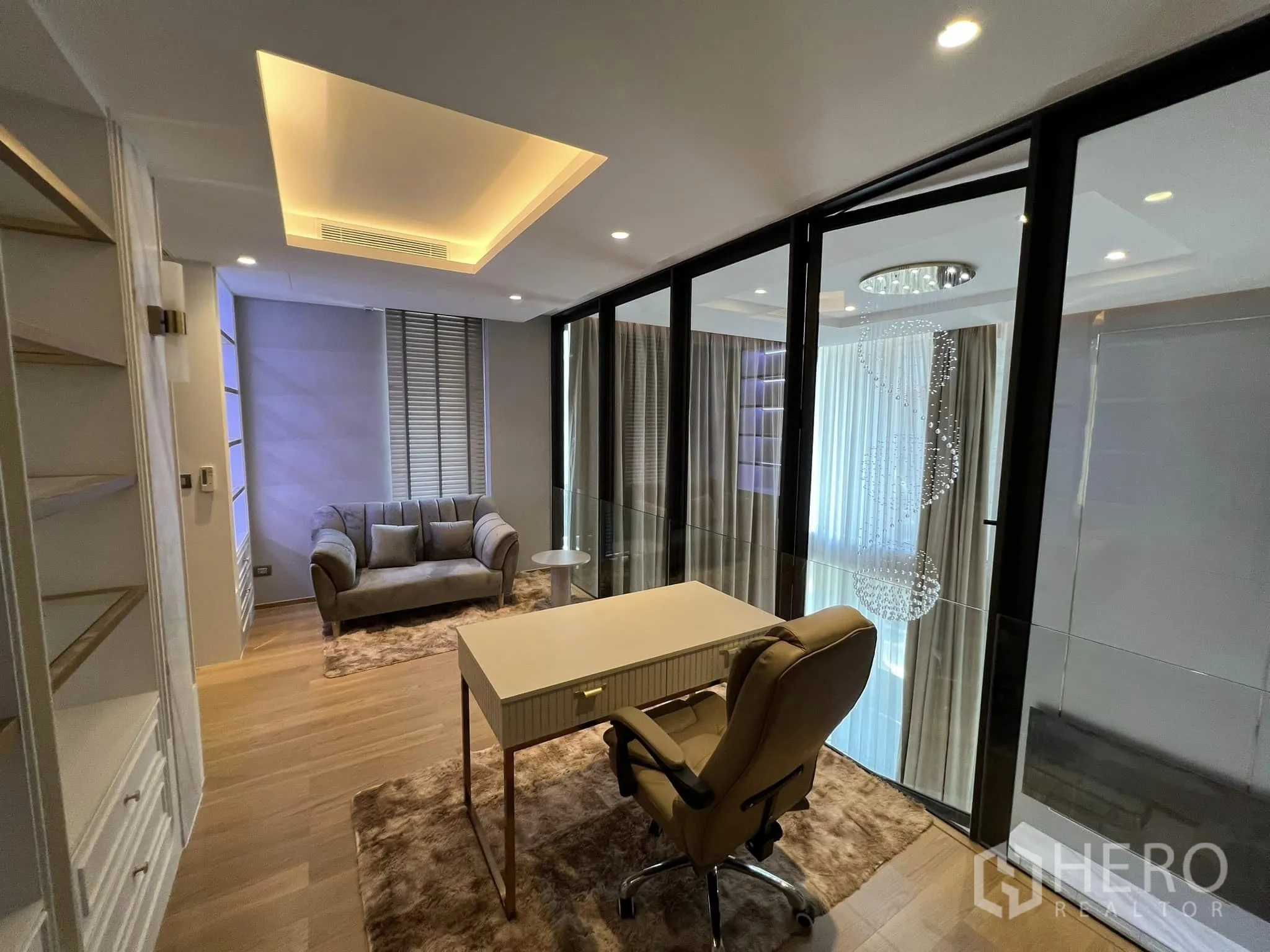 Detached House for rent or sale in Yan Nawa, Bangkok - Study with glass partitions overlooking the chandelier and living room.