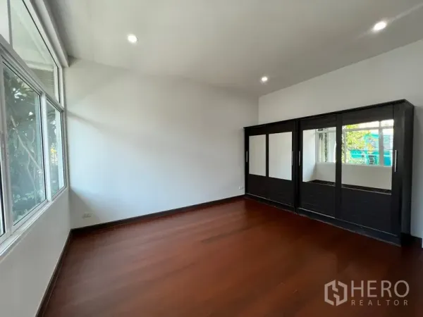 带办公室的家 出租在Watthana, Bangkok - 宽敞卧室，木地板并配大衣柜。