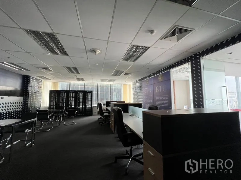 สำนักงาน ให้เช่าในHuai Khwang, Bangkok - พื้นที่ทำงานแบบเปิดมีโต๊ะทำงานหลายจุด เก้าอี้ และหน้าต่างบานใหญ่