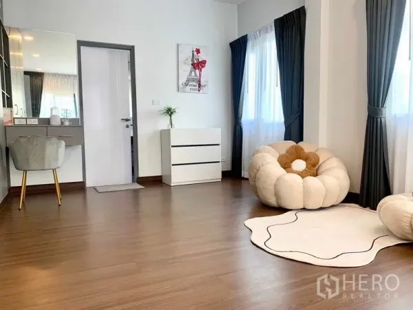 独立式住宅 出租或出售在Bang Phli, Samut Prakan - 宽敞多功能房，化妆台、休闲沙发和大窗户。