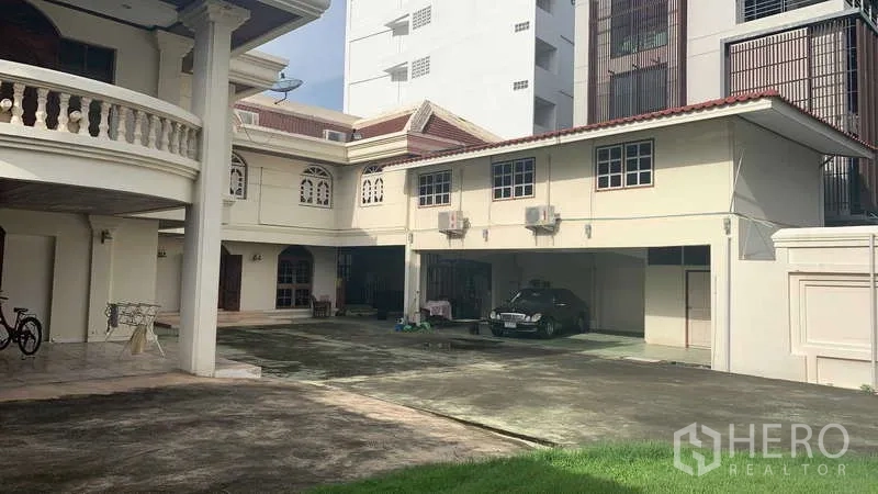 Detached House for sale in Huai Khwang, Bangkok - Spacious courtyard and carport of a two-story detached house in Huai Khwang.