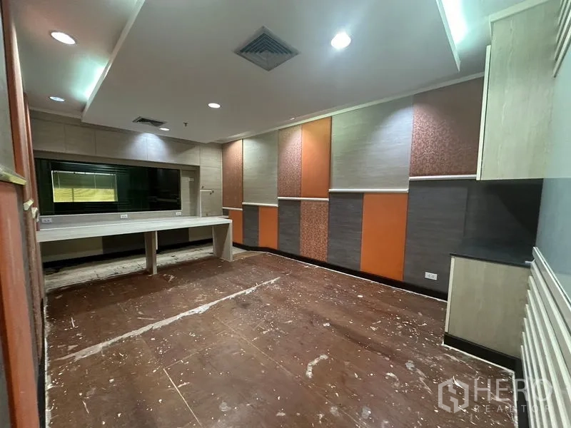 办公空间 出租在Yan Nawa, Bangkok - 工作间，彩色吸音墙板、内置操作台与观察窗，地面裸露
