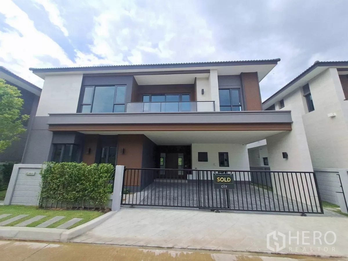 Detached House for rent in Samut Prakan - Modern two-storey detached house facade with gated driveway in Bang Phli.