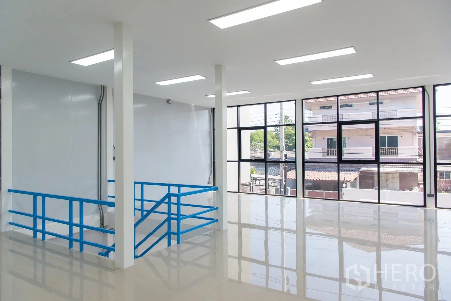 อาคาร standalone for rent or sale in Phra Khanong, Bangkok - พื้นที่ภายในพร้อมหน้าต่างบานใหญ่ มองเห็นอาคารรอบข้าง