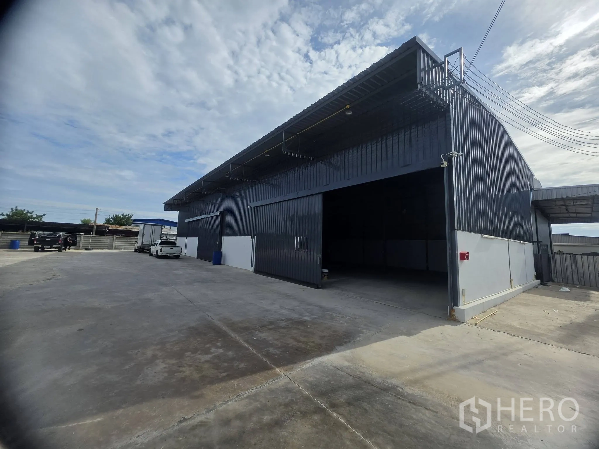 仓库 for rent in Mueang Samut Prakan, Samut Prakan - 仓库外立面带大型推拉门，直接连通宽阔卡车通行的车道。