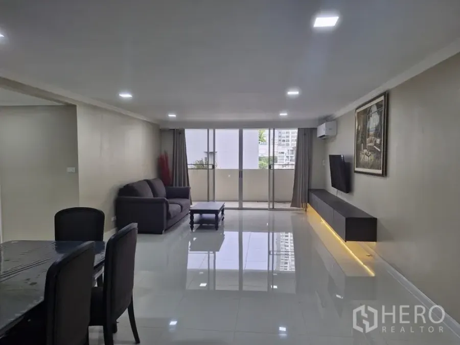 คอนโด ให้เช่าในWatthana, Bangkok - ห้องนั่งเล่นโปร่งสว่าง มีโซฟา ทีวี และระเบียง ที่ D. S. Tower 2