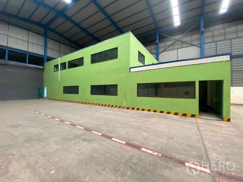 货栈 出租在Lat Lum Kaeo, Pathum Thani - 仓库内部的两层办公单元，位于高桁架屋顶下。