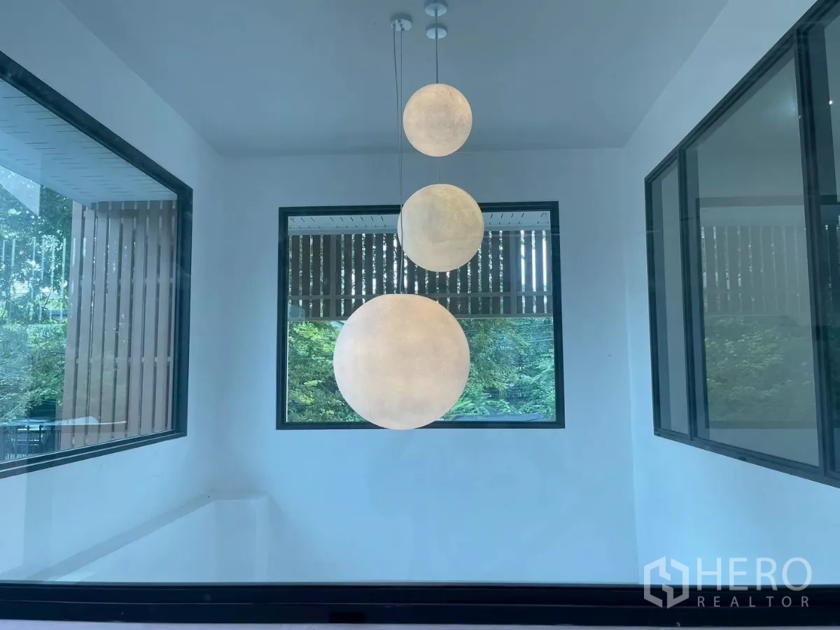 บ้าน ขายในPrawet, Bangkok - โคมแขวนทรงกลมสามลูกในโถงเพดานสูง รายล้อมด้วยช่องหน้าต่าง