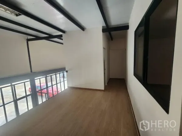 คลังสินค้า ให้เช่าในSuan Luang, Bangkok - โถงชั้นลอยพื้นลายไม้ คานเหล็กสีดำ