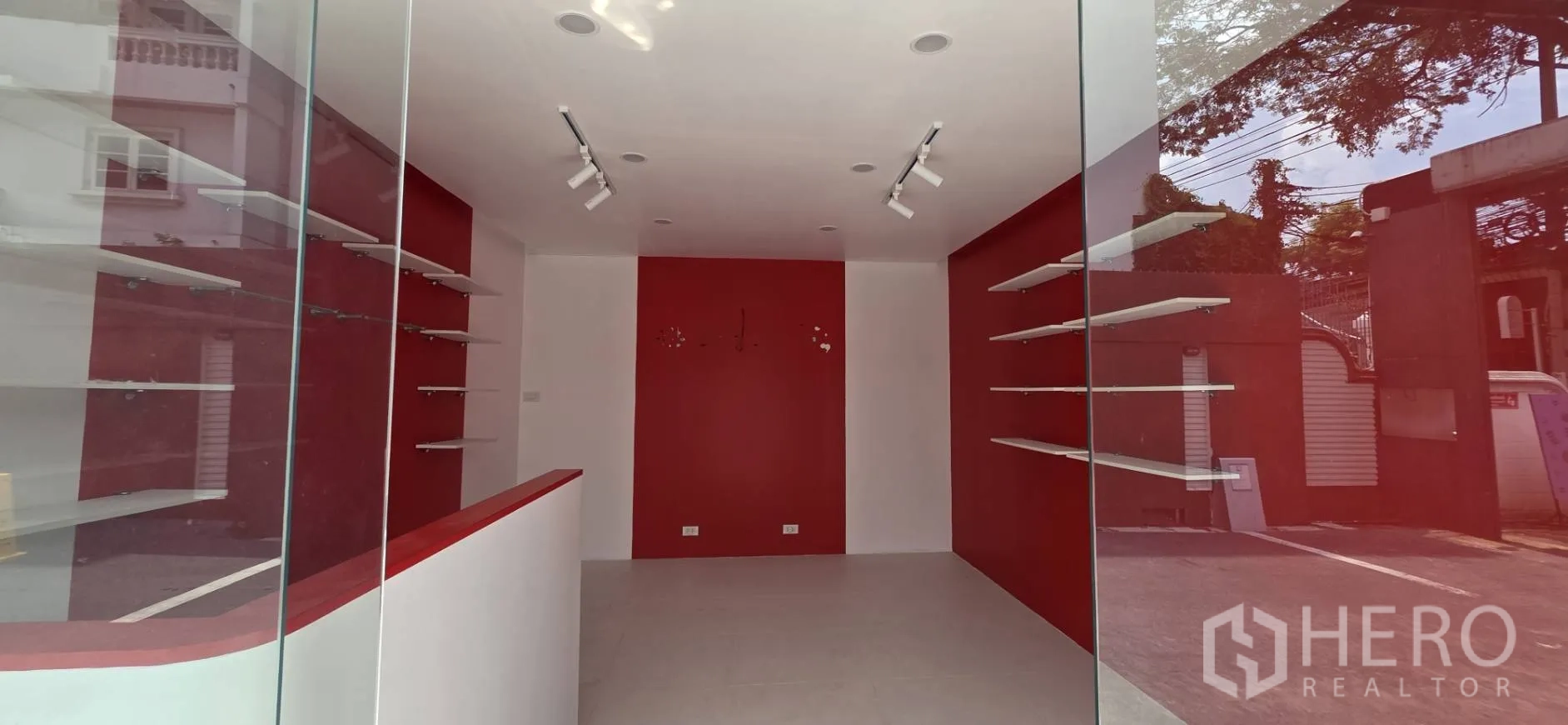 零售空间 for rent in Watthana, Bangkok - 店内开阔空间，两侧展示层板与轨道射灯照明。