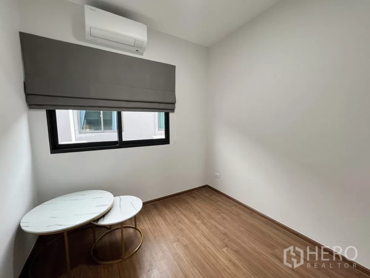 Townhouse for rent in Bang Phli, Samut Prakan - Flexible spare room ideal for a home office with wood floor and split AC.