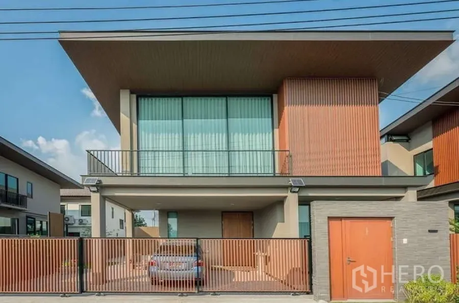 Detached House for rent in Bang Phli, Samut Prakan - Modern two-storey detached house facade with balcony and gated carport in Bang Phli, Samut Prakan.