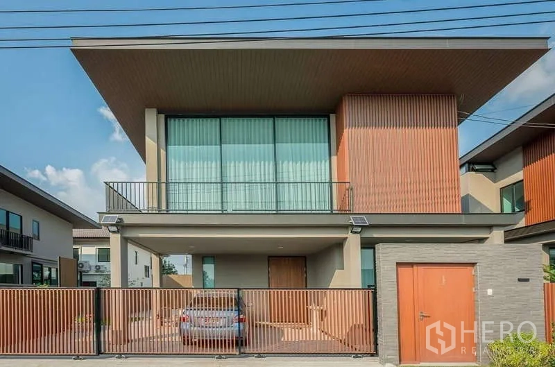 Detached House for rent in Bang Phli, Samut Prakan - Modern two-storey detached house facade with balcony and gated carport in Bang Phli, Samut Prakan.