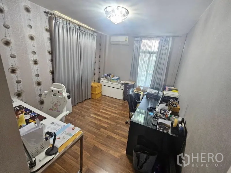 บ้าน ขายในPrawet, Bangkok - ห้องทำงานแยกเป็นสัดส่วน มีโต๊ะทำงาน ตู้เก็บของ หน้าต่างและพื้นไม้
