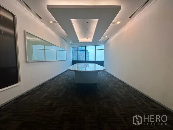 办公空间 出租在Khlong Toei, Bangkok - 会议室另一角度，嵌入式天花与天际线景观。