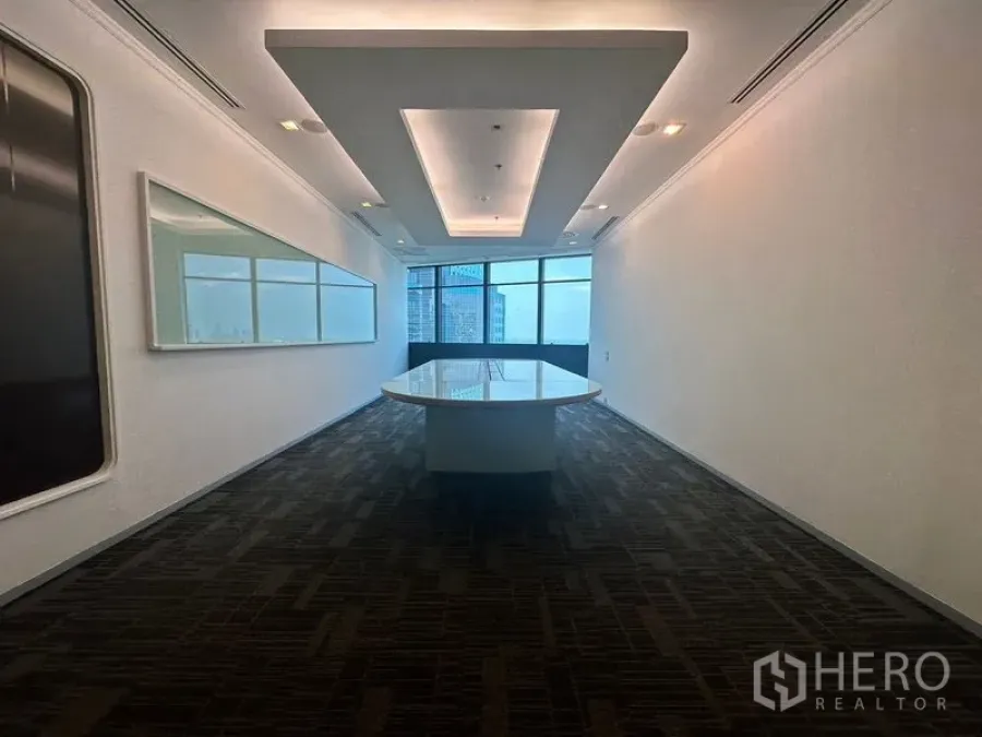 办公空间 出租在Khlong Toei, Bangkok - 会议室另一角度，嵌入式天花与天际线景观。