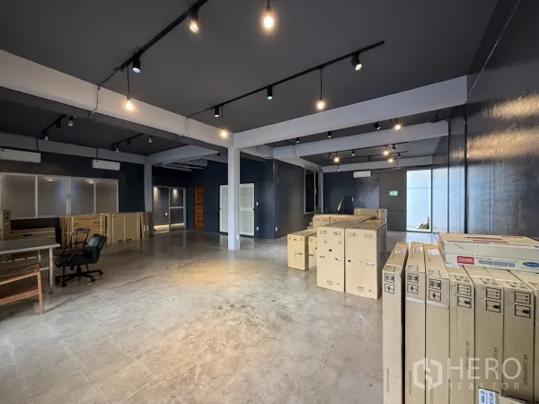 办公空间 出租在Wang Thonglang, Bangkok - 大型灵活办公区另一角度，立柱、射灯与储物箱。